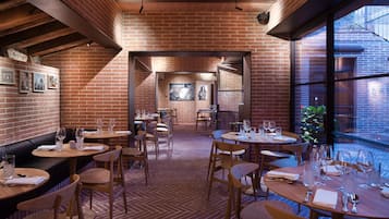 Café da manhã com buffet todos os dias mediante uma taxa