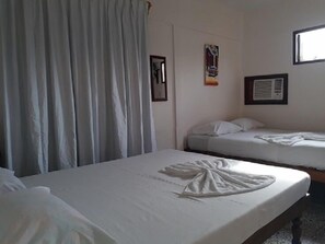 Neljän hengen classic-huone, näköala puutarhaan | Kannettavalle tietokoneelle sopiva työtila, silitysrauta/-lauta