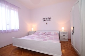 2 chambres, fer et planche à repasser, Wi-Fi gratuit, draps fournis