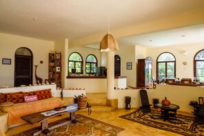 Familienhaus | Wohnzimmer | 40-Zoll-Smart-TV mit Satellitenempfang, Fernseher, Netflix