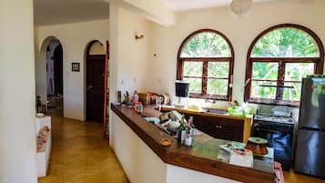 Rumah Keluarga | Dapur pribadi | Oven dan peralatan masak/sendok-piring