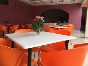 Frokost, lunsj og middag serveres, lokale og internasjonale retter 