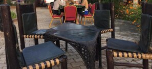 Aamiainen, lounas ja illallinen; paikallinen ja kansainvälinen keittiö 