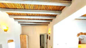Un soggiorno moderno con un divano, una panca in legno e un pavimento piastrellato.