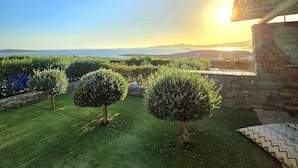 Un giardino con siepi curate e un muro in pietra.