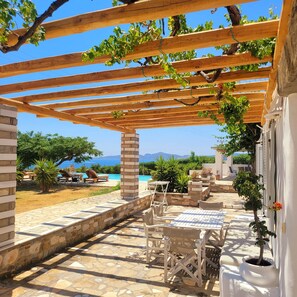 تناول الطعام بالخارج