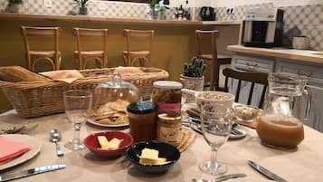 Colazione continentale, servita tutte le mattine (12 EUR a persona)