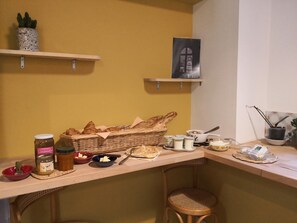 Daily continental breakfast for a fee - L'Oisellerie meublé de tourisme (Angers)