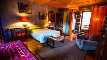 Twin Room, Balcony (Bleu) | 1 bedroom, individually decorated, individually furnished, desk