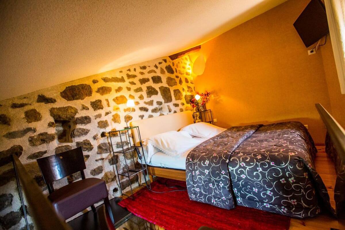 Loft (Pigeonnier) | 1 bedroom, desk, soundproofing, cribs (free)