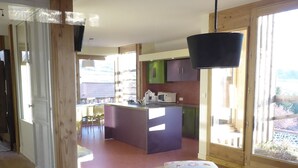 Grand Double Room (Comme un poisson dans l'eau) | Living area | Flat-screen TV - Chambre d'Hotes du Tapissier (Polignac)