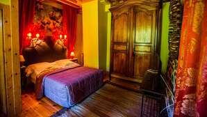 Suite, Balcony | 1 bedroom, desk, soundproofing, cribs (free) - Chambre d'Hotes du Tapissier (Polignac)