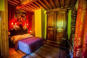 Suite, Balcony | 1 bedroom, individually decorated, individually furnished, desk - Chambre d'Hotes du Tapissier (Polignac)