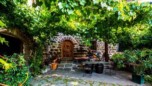 Suite, Balcony | Courtyard view - Chambre d'Hotes du Tapissier (Polignac)