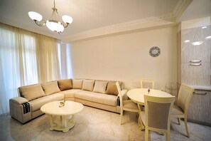 スタンダード アパートメント (80 Merab Kostava Street 17) | リビング エリア | LED テレビ