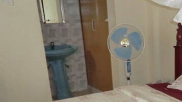 Double Room | Bathroom | Shower, rainfall showerhead, towels, soap