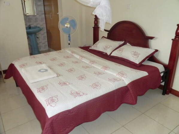 Dubbelrum | Sängtillbehör av högsta kvalitet, skrivbord och mörkläggningsgardiner