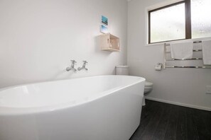 Douche, séchoir à cheveux, serviettes fournies