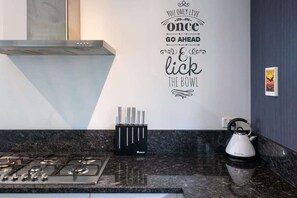 Réfrigérateur, four à micro-ondes, un four, surface de cuisson