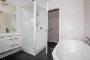 Douche, séchoir à cheveux, serviettes fournies
