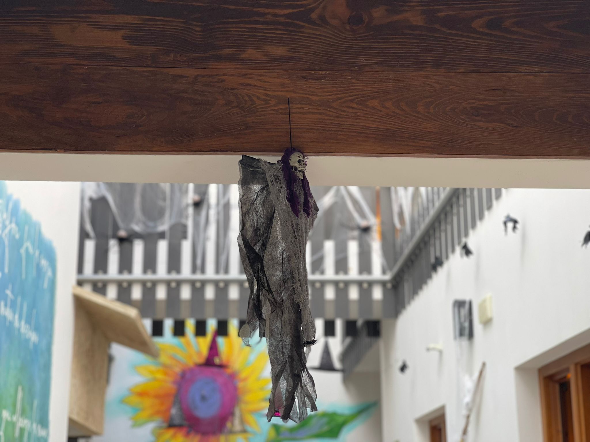 Eine Holzbalkendecke mit einem hängenden Gegenstand.