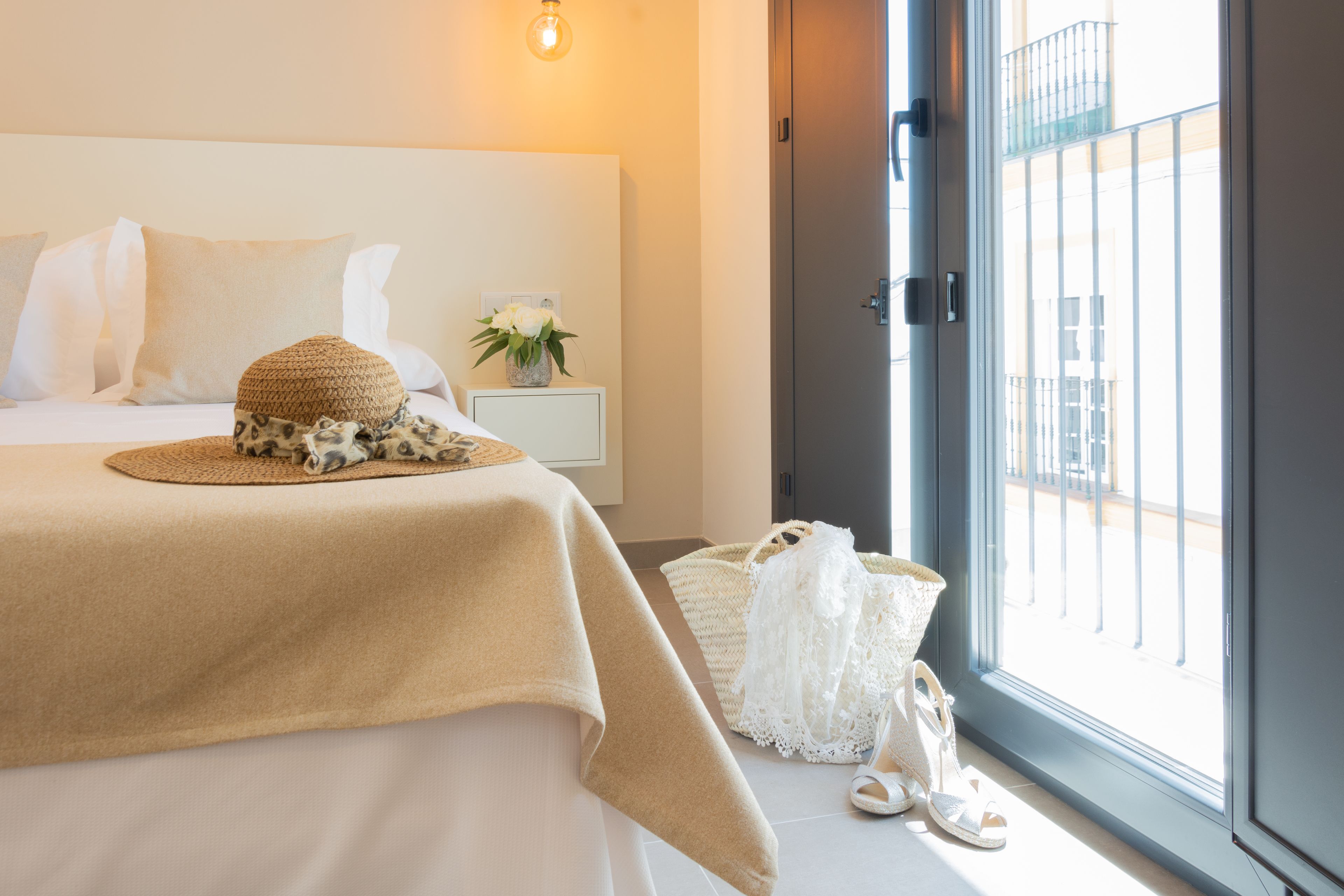 Minibar, escritorio y espacio para trabajar con laptop 