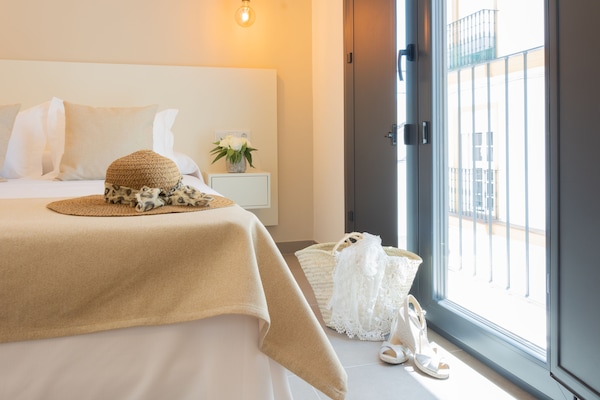 Minibar, escritorio y espacio para trabajar con laptop