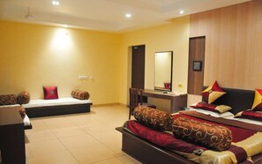 Caja de seguridad en la habitación y tabla de planchar con plancha 