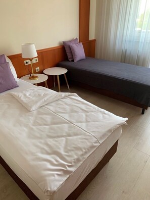 Skrivbord, gratis wi-fi och sängkläder