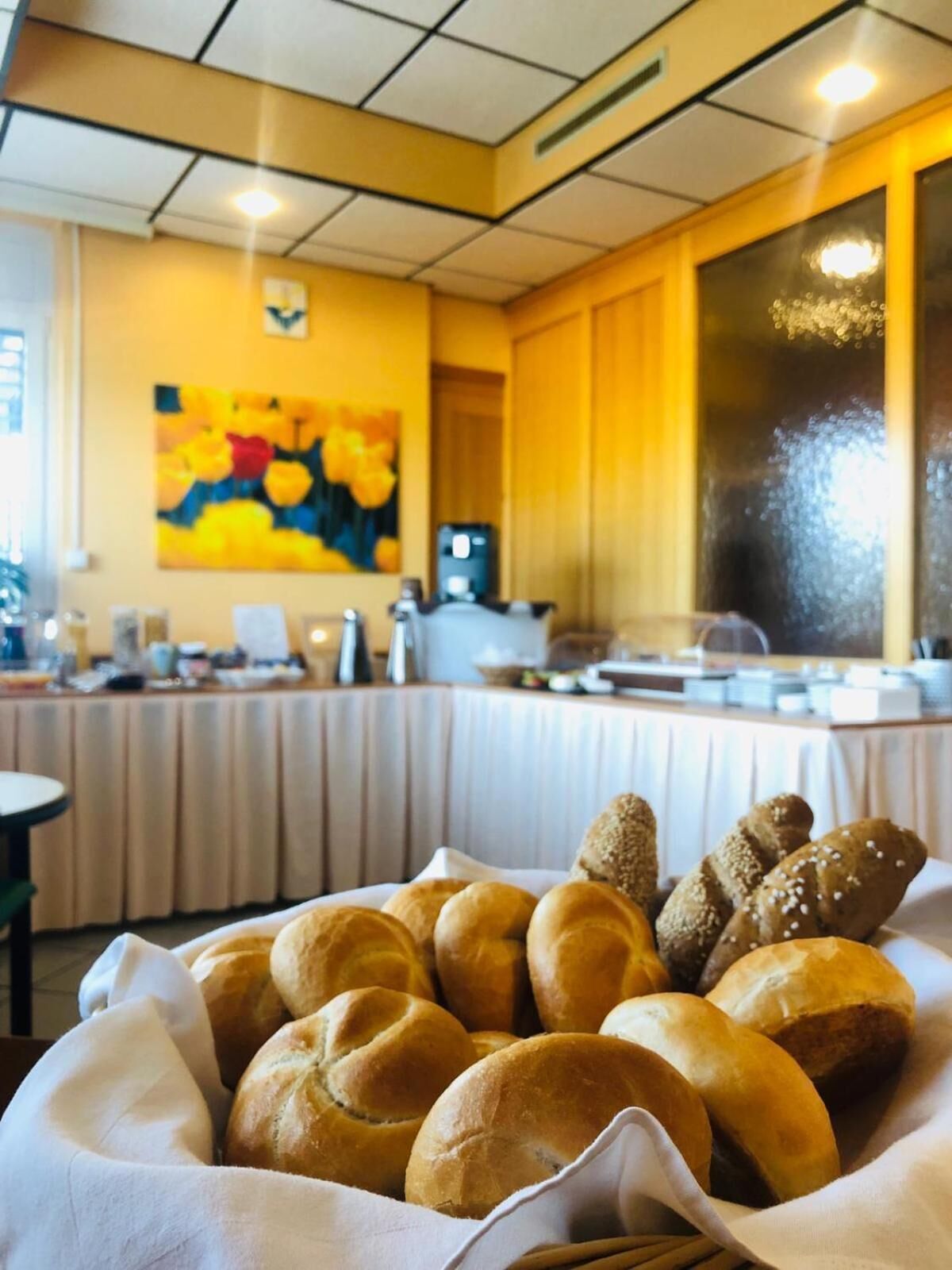 Una mesa de buffet con diversos panes y pasteles.