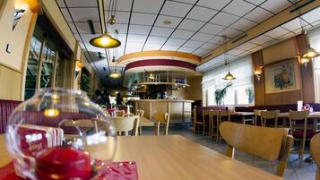 Daily continental breakfast (EUR 7 per person)