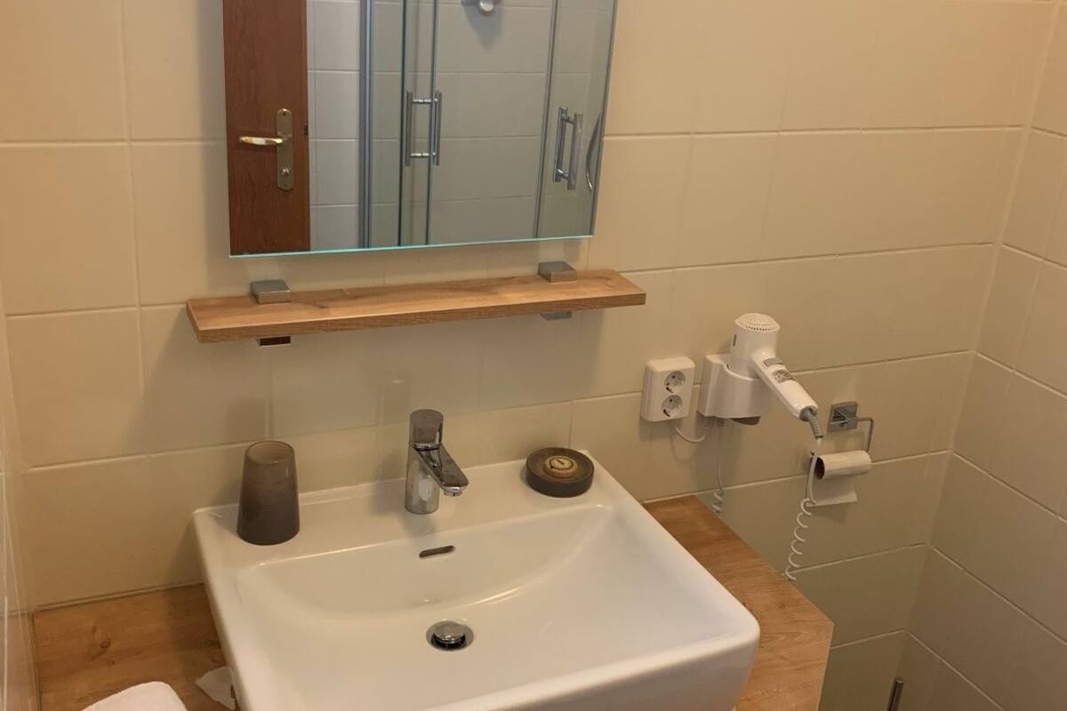 shower, free toiletries, hair dryer, towels