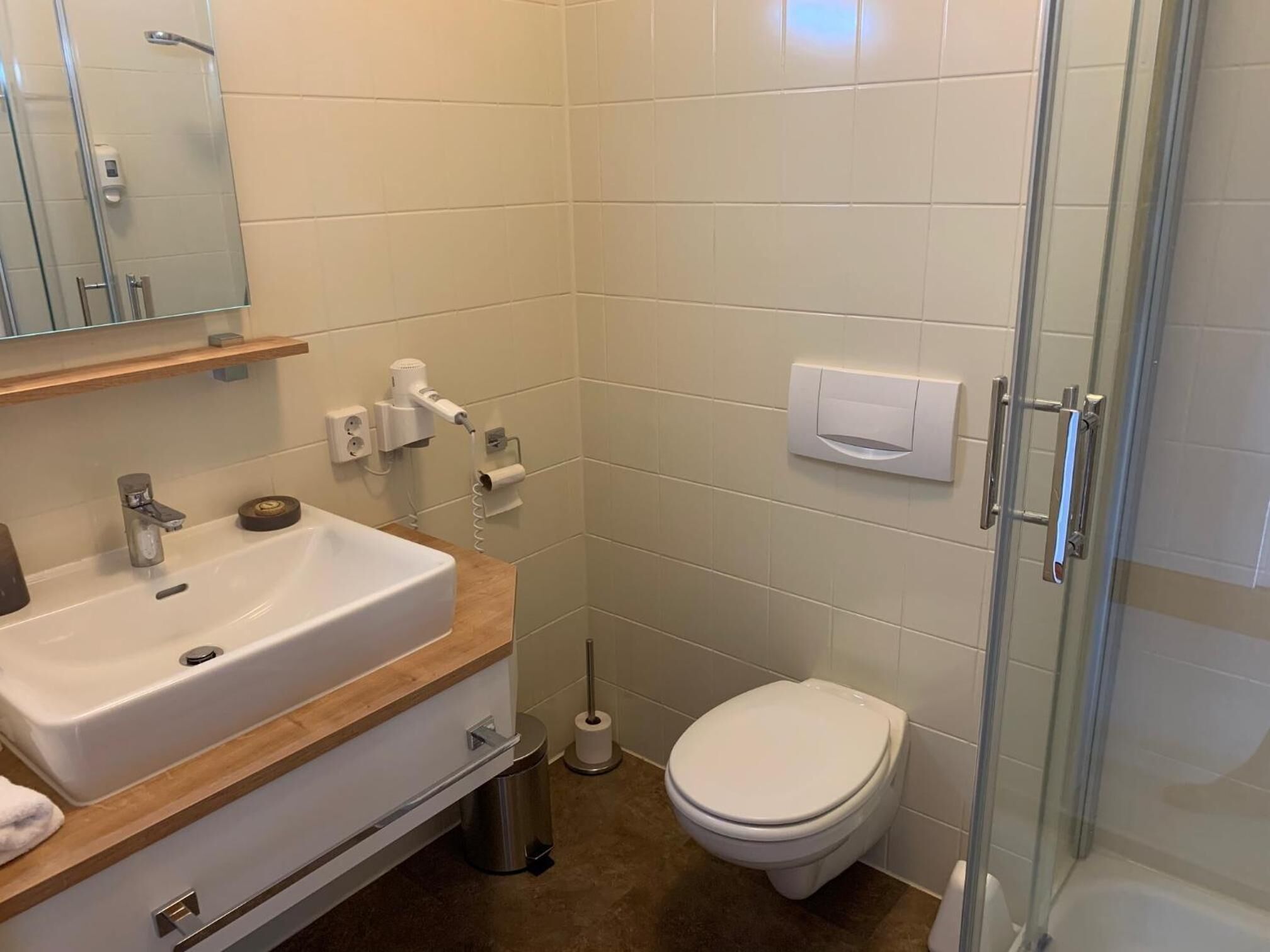 shower, free toiletries, hair dryer, towels