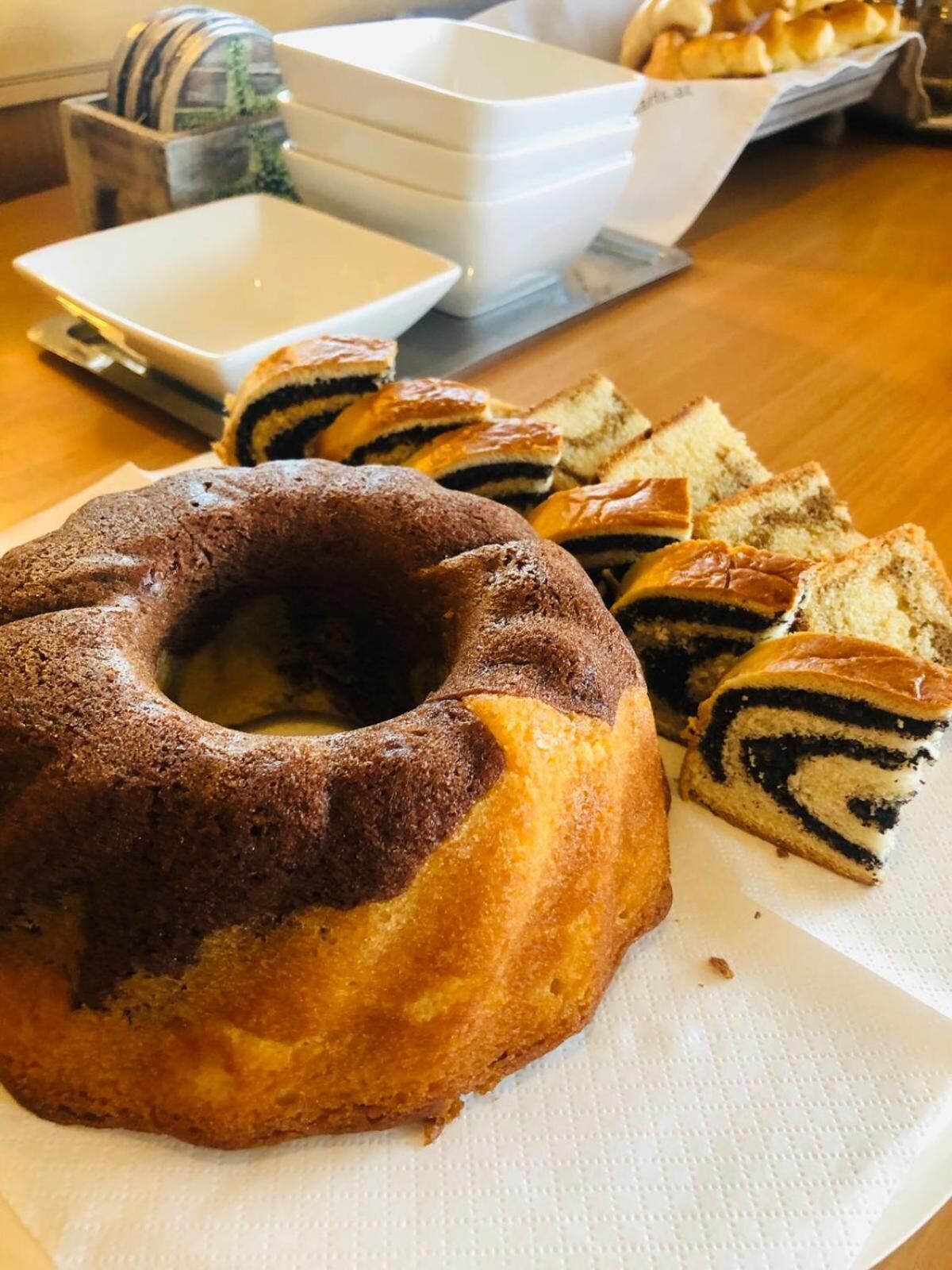 En tårta med ett hål i mitten och tårtskivor med ett virvlande mönster, serverade på en vit servett.