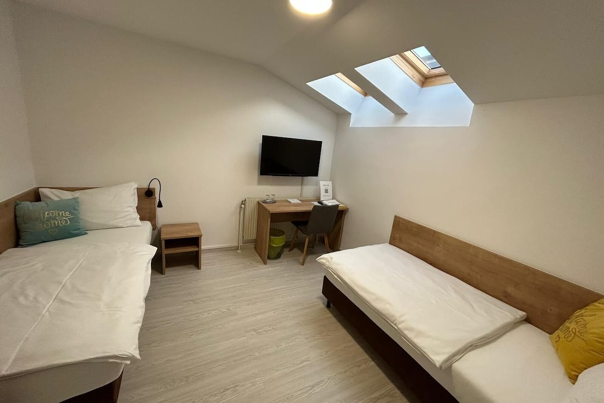 basic apartment, 2 bedrooms, non smoking | desk, free wifi, bed sheets