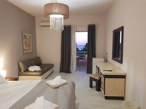 Ylelliset vuodevaatteet, tallelokero huoneessa, pimennysverhot