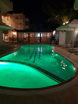 Piscina all'aperto, con ingresso dalle 11:00 alle 18:00, lettini