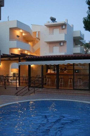 Outdoor pool, open 11:00 AM to 6:00 PM, sun loungers - Dioni Hotel (Rethymno)