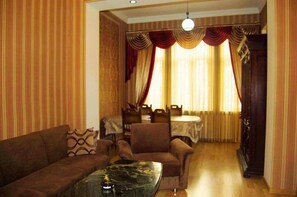 Iron/ironing board, free WiFi, bed sheets - Apartment on Kostava (Tbilisi)