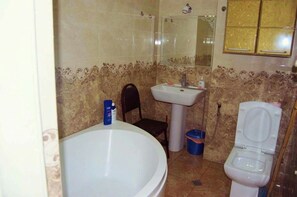 Departamento | Baño | Tina, amenidades de baño gratuitas, secadora de cabello, shampoo 