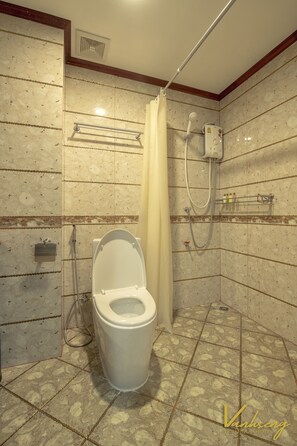 淋浴設備、吹風機、拖鞋、坐浴桶