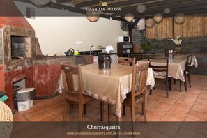 Outdoor banquet area - Pousada Casa de Pedra (Blumenau)