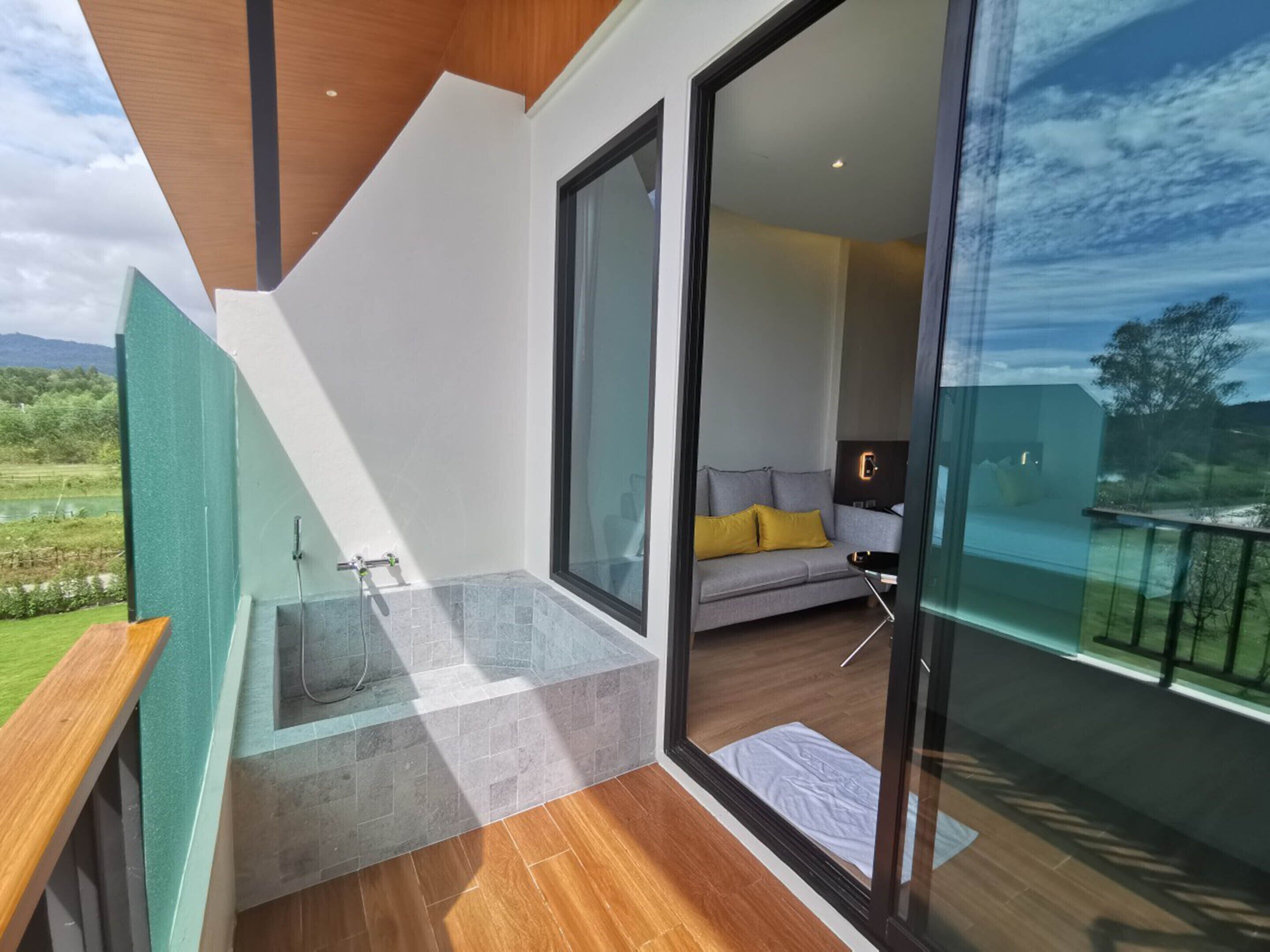 Deluxe Sea View with Balcony and Bathtub | Terrace/patio