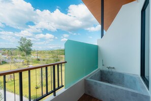 Deluxe Sea View with Balcony and Bathtub | Utsikt fra balkong