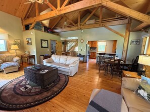Smart TV, fireplace, DVD player, books - 3 Mile Ranch…enjoy the pristine views that Montana has to offer!! (Emigrant)