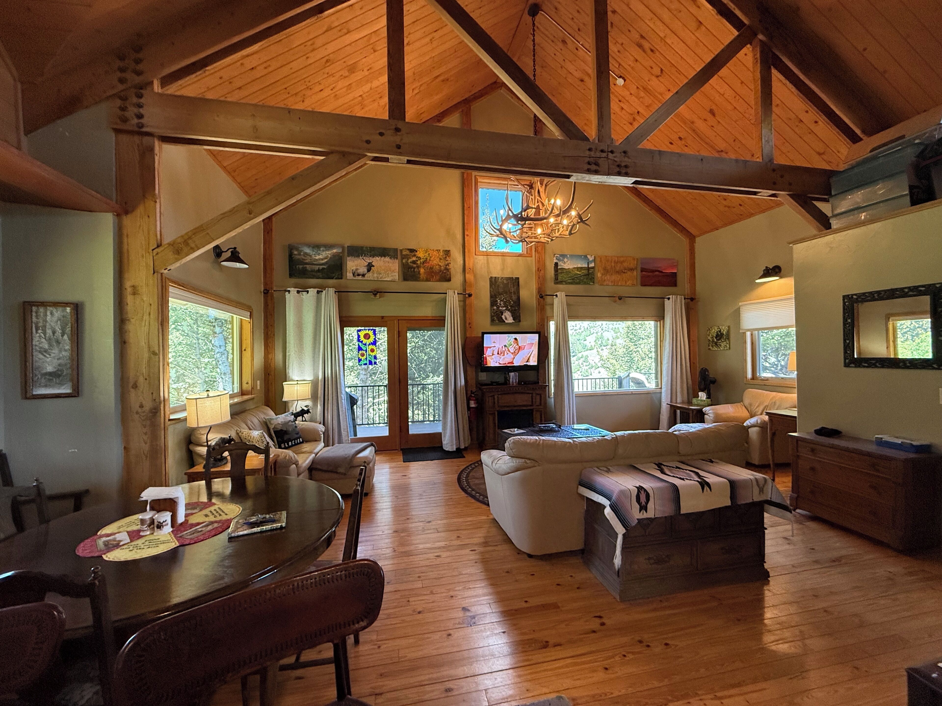 Televisie, een open haard en boeken