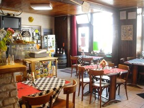 Lunch and dinner served, local and international cuisine - Le Relais De Rochepaule (Rochepaule)