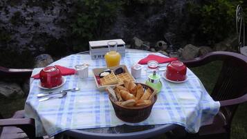 Daily continental breakfast (EUR 10 per person)