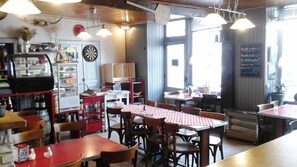 ランチ、ディナーに営業 (郷土料理と各国料理)