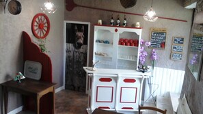 Se sirven almuerzos, cenas y cocina local e internacional 